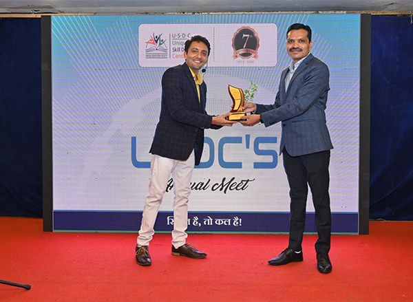 Manish Jain receiving an award at an annual meet
