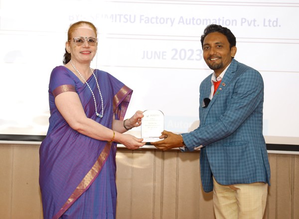 Manish Jain receiving the Seimitsu Sparkling Success award, 2023